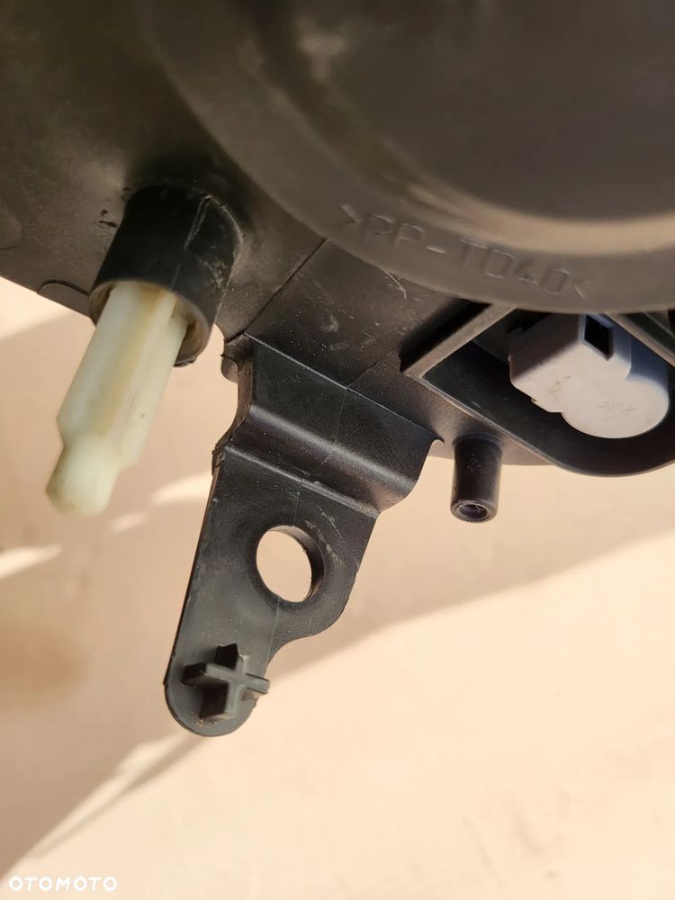 Lampa przednia prawa Citroen C4 Cactus Przed LIFT - 9