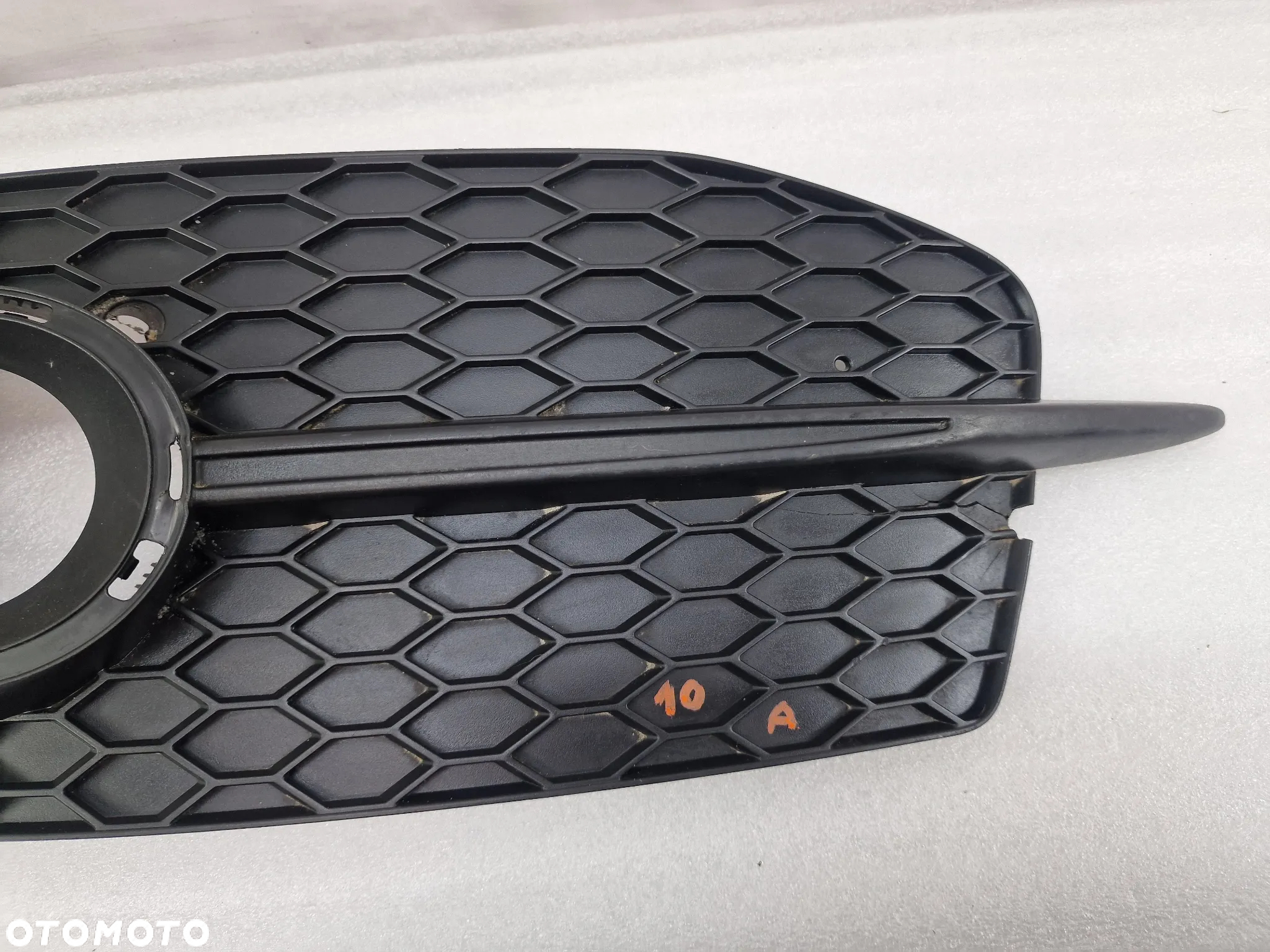 AUDI Q3 8U0 LIFT S-LINE 14- PRAWA KRATKA BOCZNA ZDERZAKA PRZEDNIEGO PRZÓD , NR 8U0807682D , NR AUKCJI E/10 - 2