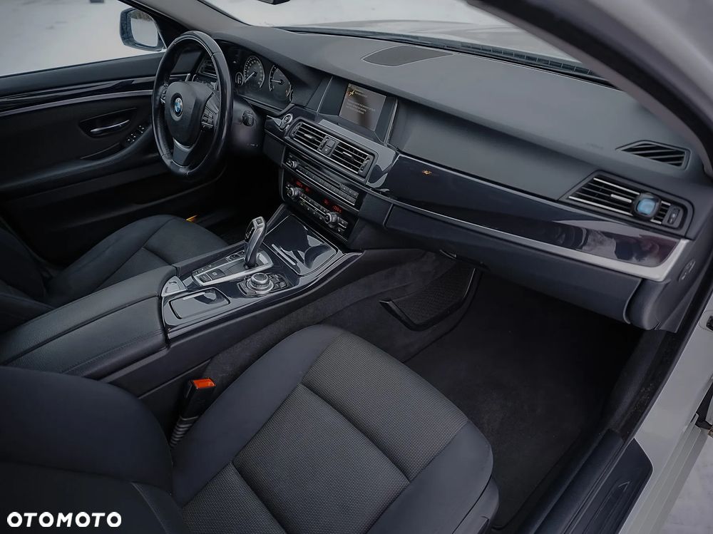 BMW Seria 5 520d xDrive - 14