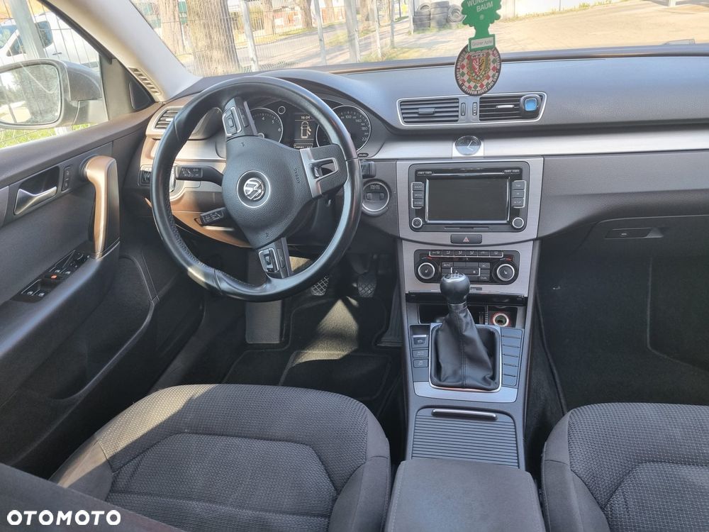 Volkswagen Passat - 16