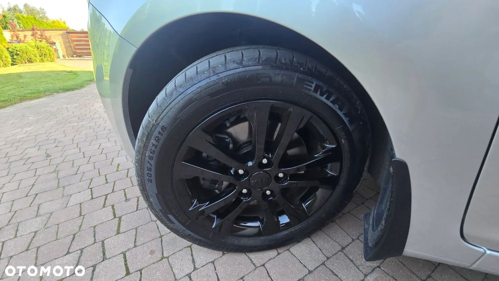 Kia Carens - 25