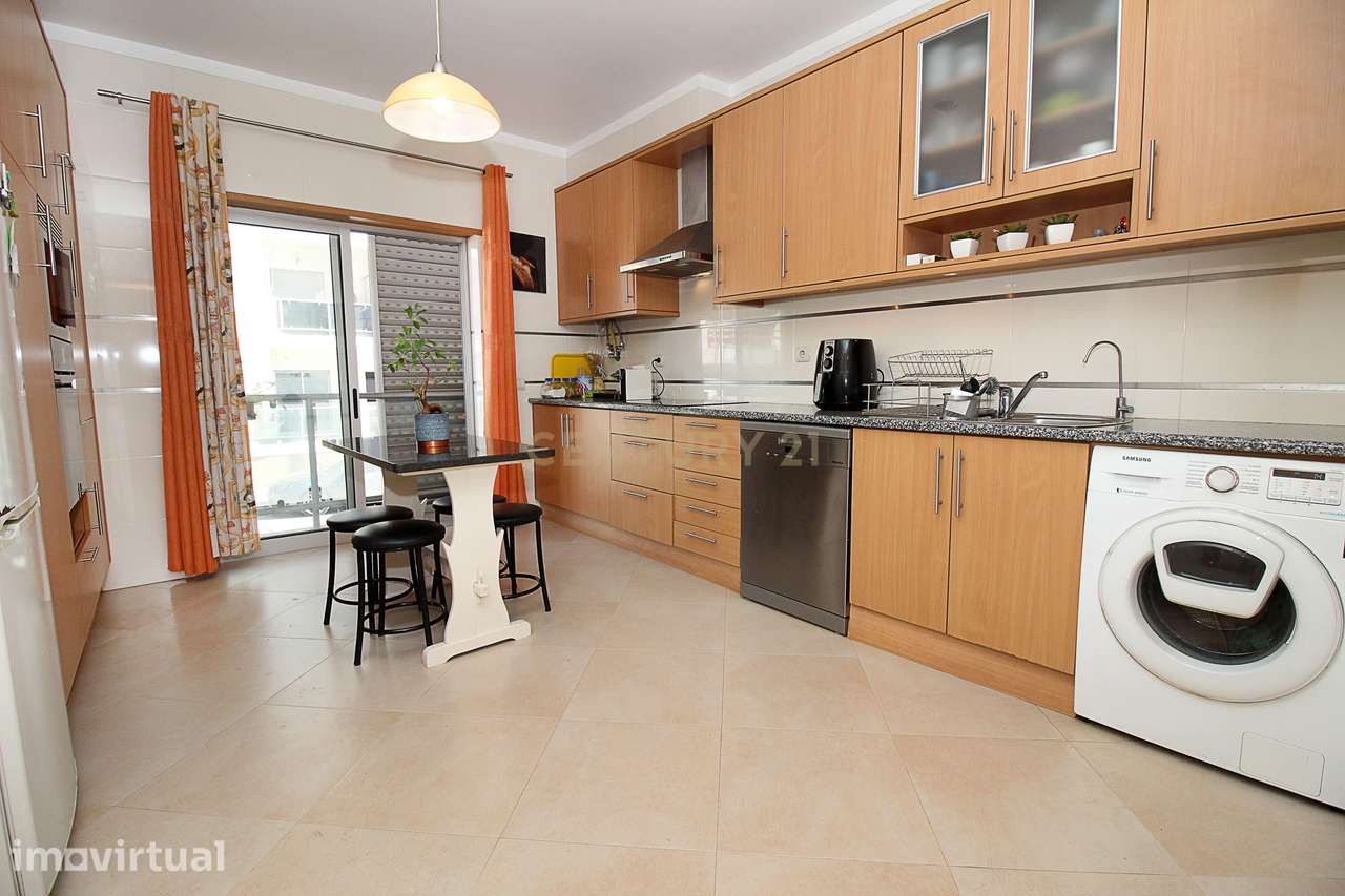 Excelente T4 com 149 m², garagem box e jardim privado - Grande imagem: 2/16