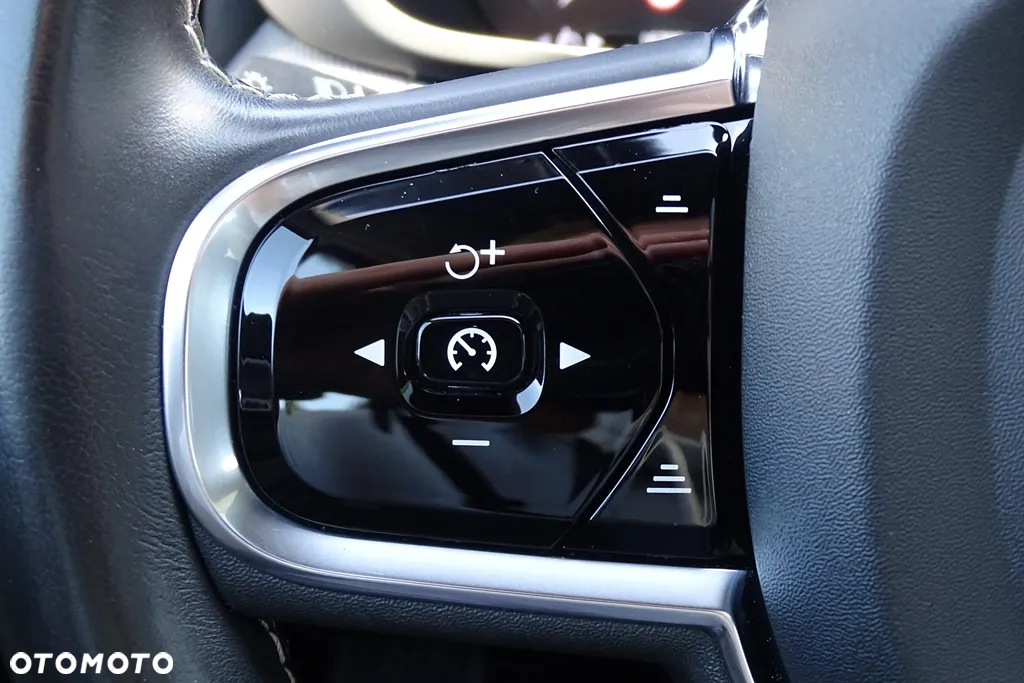 Volvo XC 60 T8 Twin Engine AWD Geartronic RDesign - 34