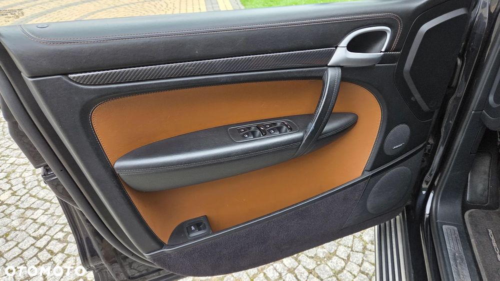 Porsche Cayenne Turbo S - 36