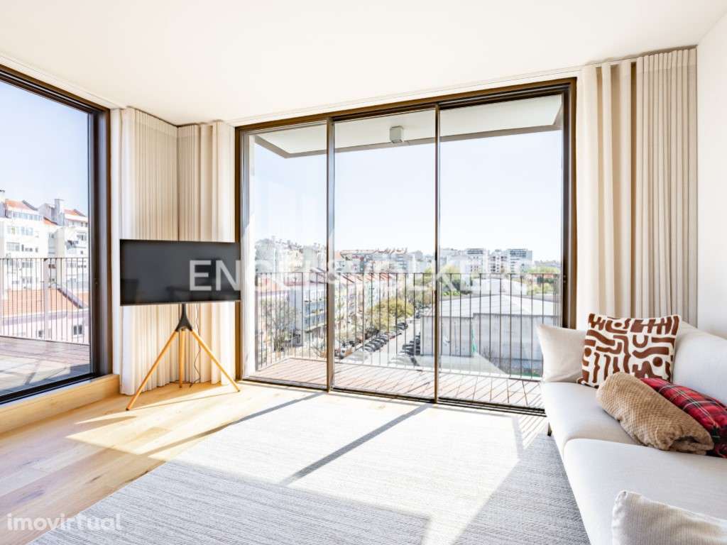 Elegante T1 com Terraço e Janelas Panorâmicas em Benfica - Grande imagem: 3/32