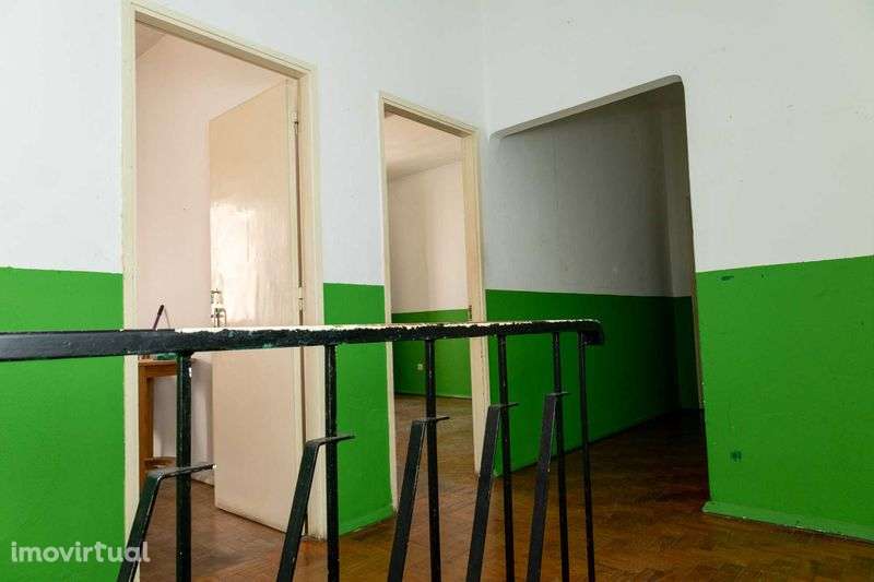 Arrenda-se Piso Inteiro com varanda e saguão - Grande imagem: 3/12