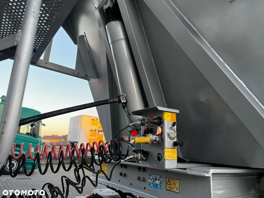 Benalu 40 m3 LEKKA 5,5 T CAŁA ALUMINIOWA KLAPO-DZWI SPROWADZONA Z FRANCJI OŚ PODNOSZONA - 11