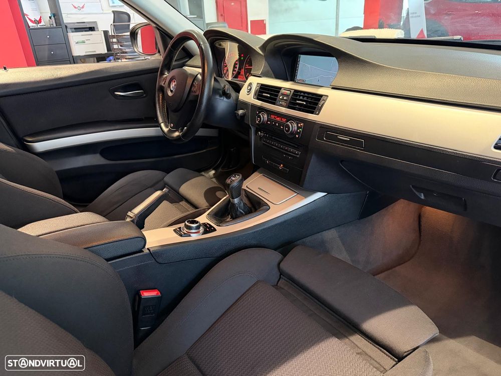 BMW 320 d EfficientDynamics Navigation - 12