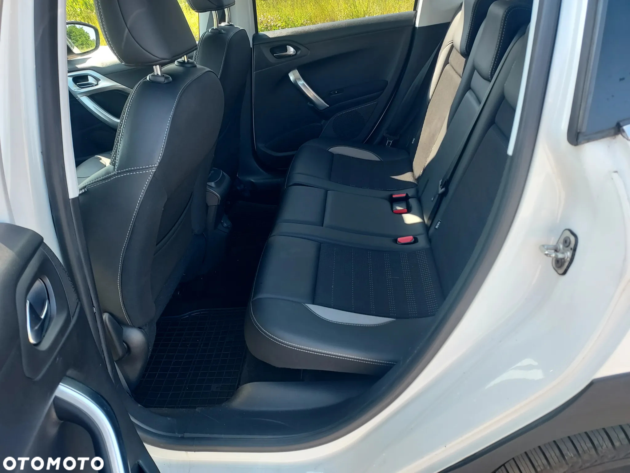 Peugeot 2008 1.5 BlueHDi Allure S&S - 12