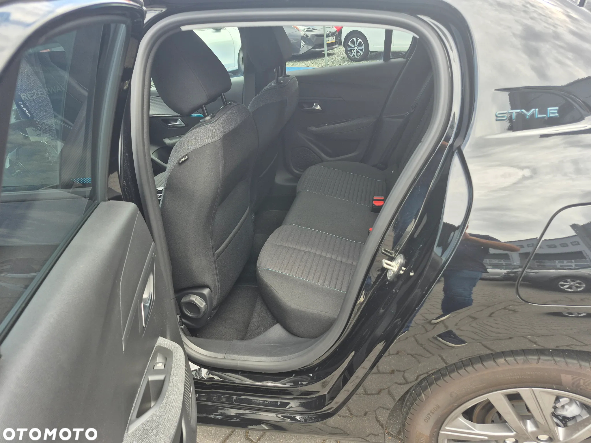 Peugeot 208 PureTech 100 EAT8 Allure - 18