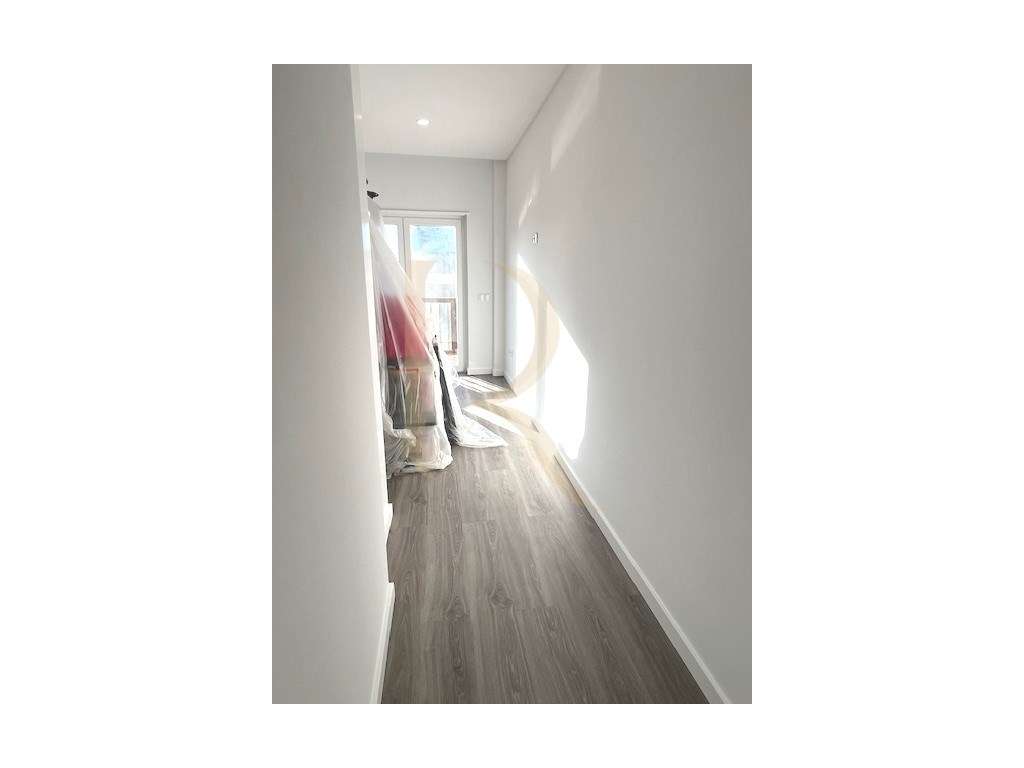 Apartamento T2 totalmente remodelado com garagem na Torre da Marinha - Grande imagem: 3/10