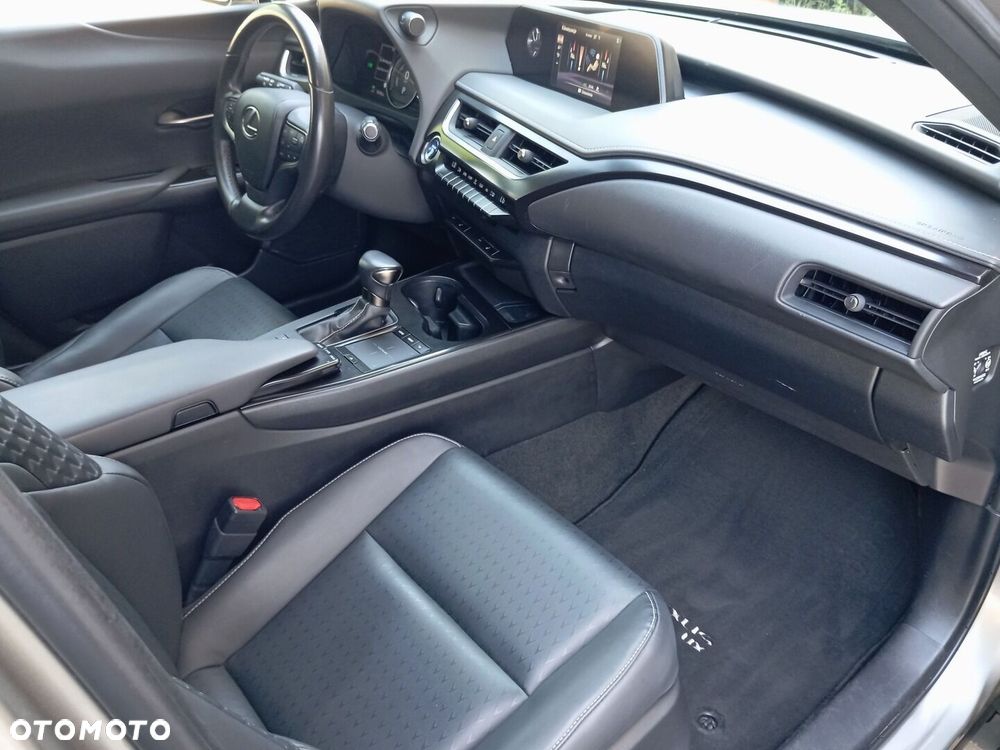 Lexus UX - 12