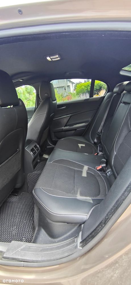 Jaguar XE 2.0 D R-Sport - 14