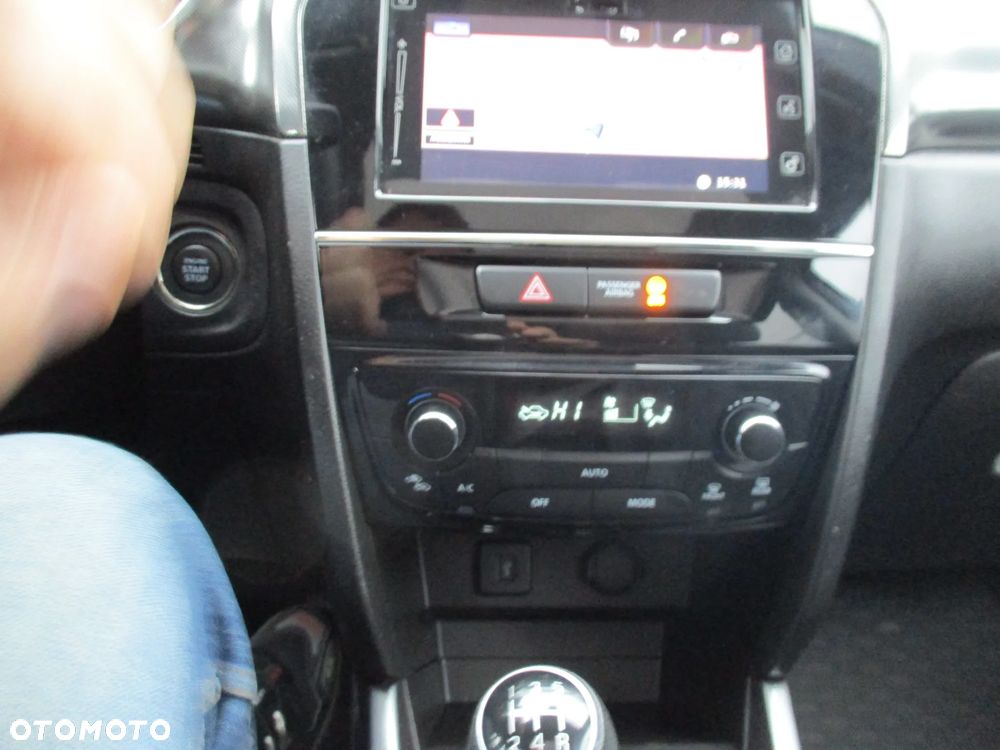 Suzuki Vitara 1.0 Boosterjet Premium 4WD - 22