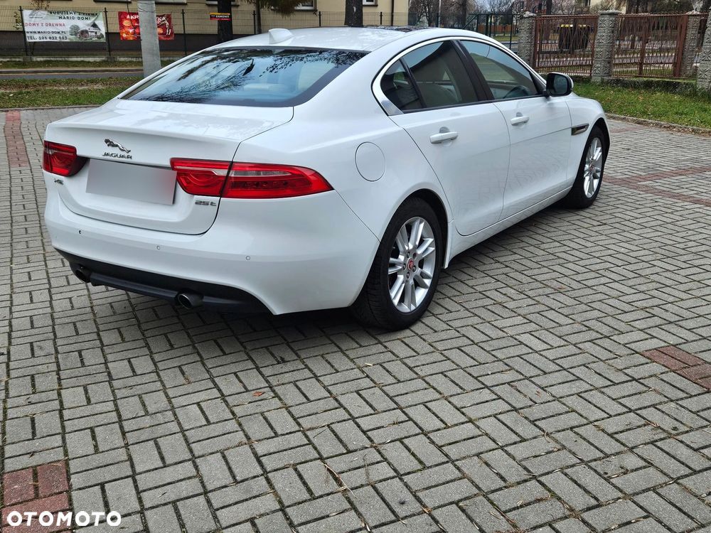 Jaguar XE P250 S - 3