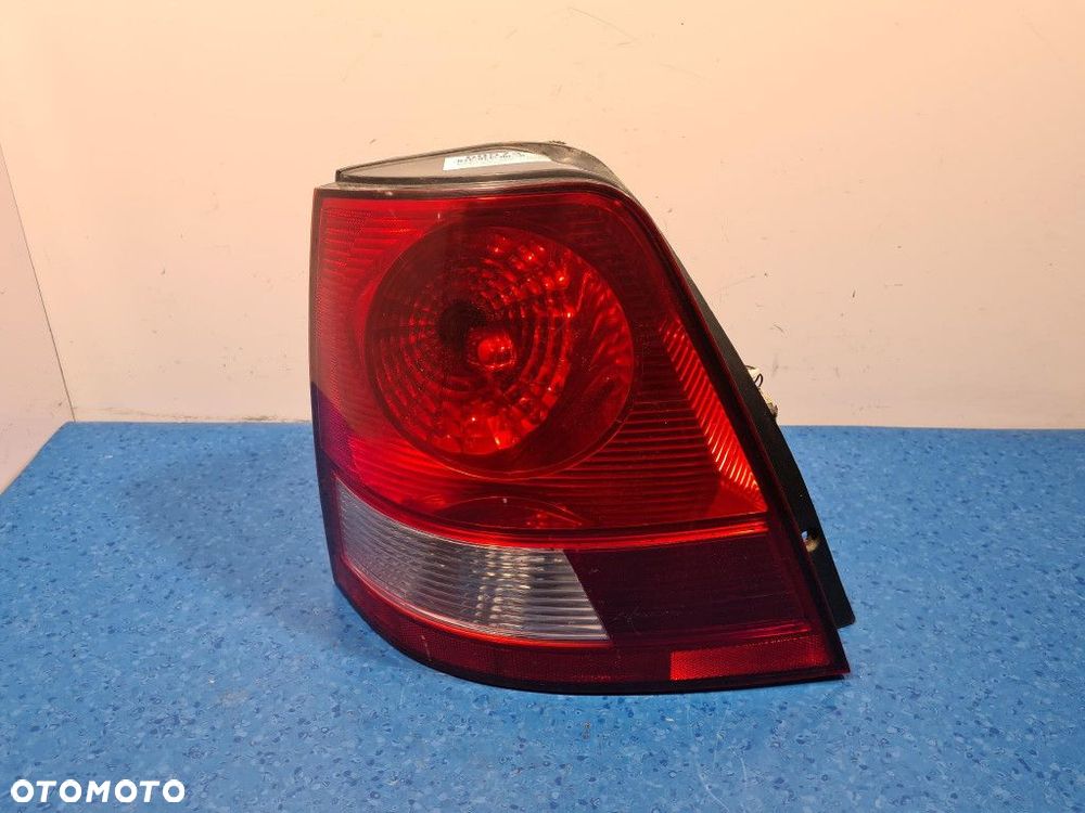KIA SORENTO I LAMPA TYŁ LEWA ZEWNĘTRZNA - 1