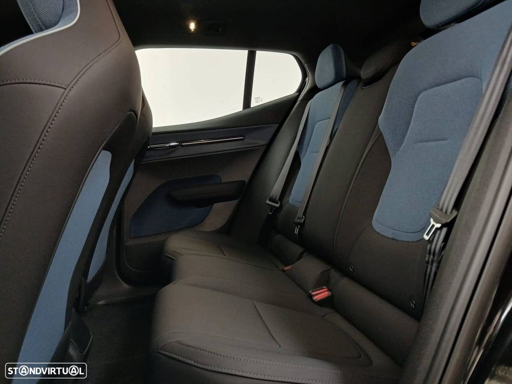 Volvo EX30 69 kWh Single Motor Extended Range Black Edition - 16
