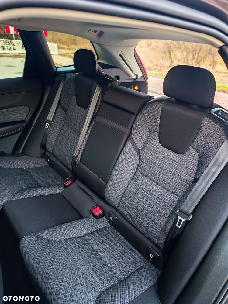 Volvo XC 60 B5 D AWD Ultimate Dark - 17