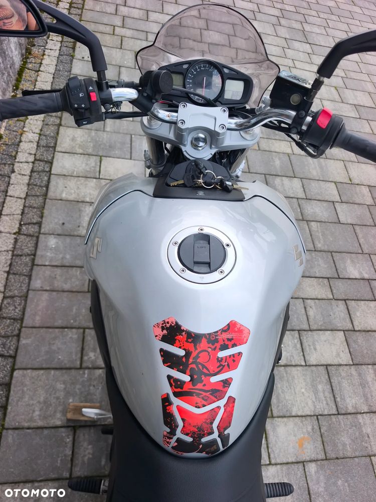 Suzuki GSR - 13