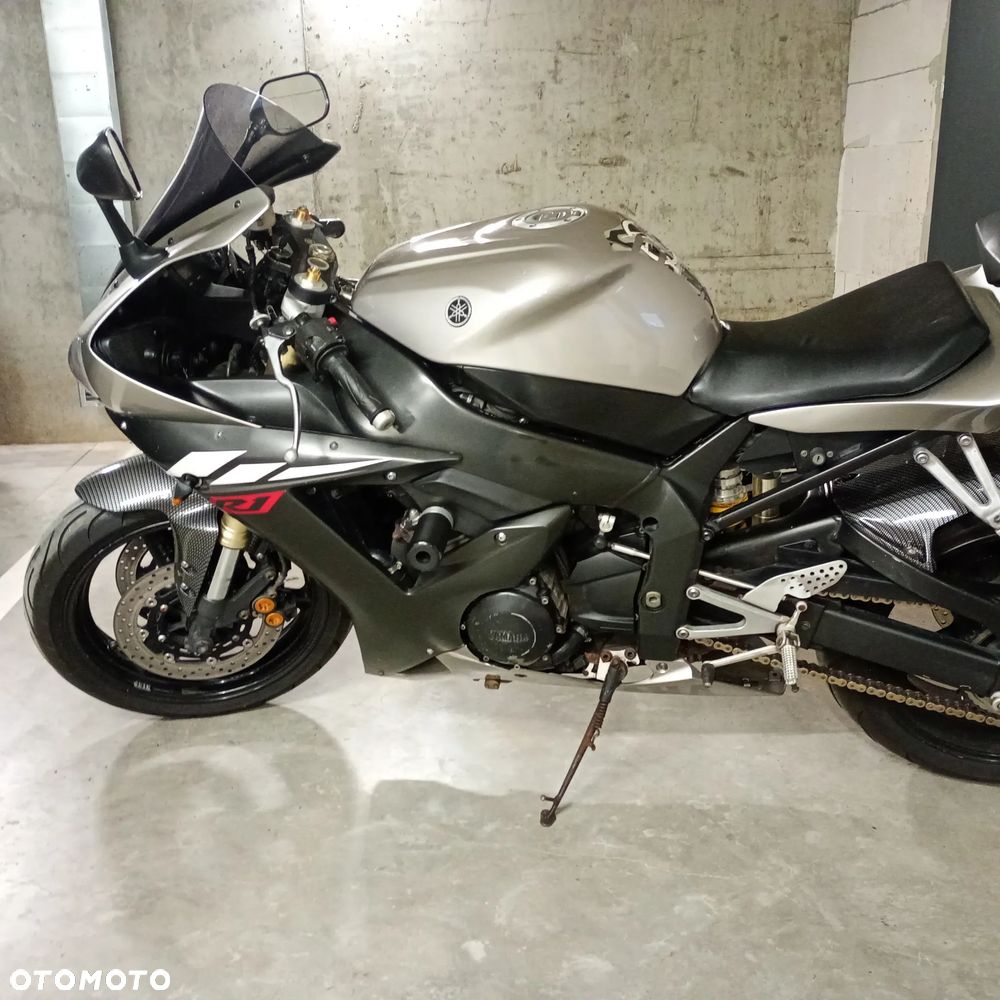 Yamaha R1 - 12