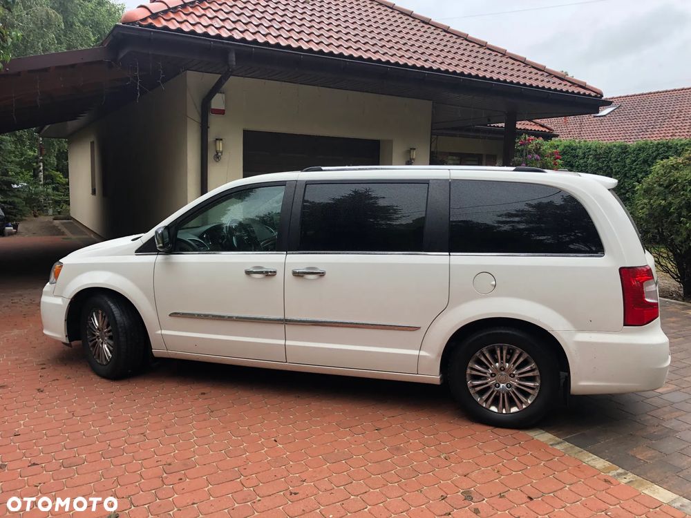 Chrysler Town & Country - 6