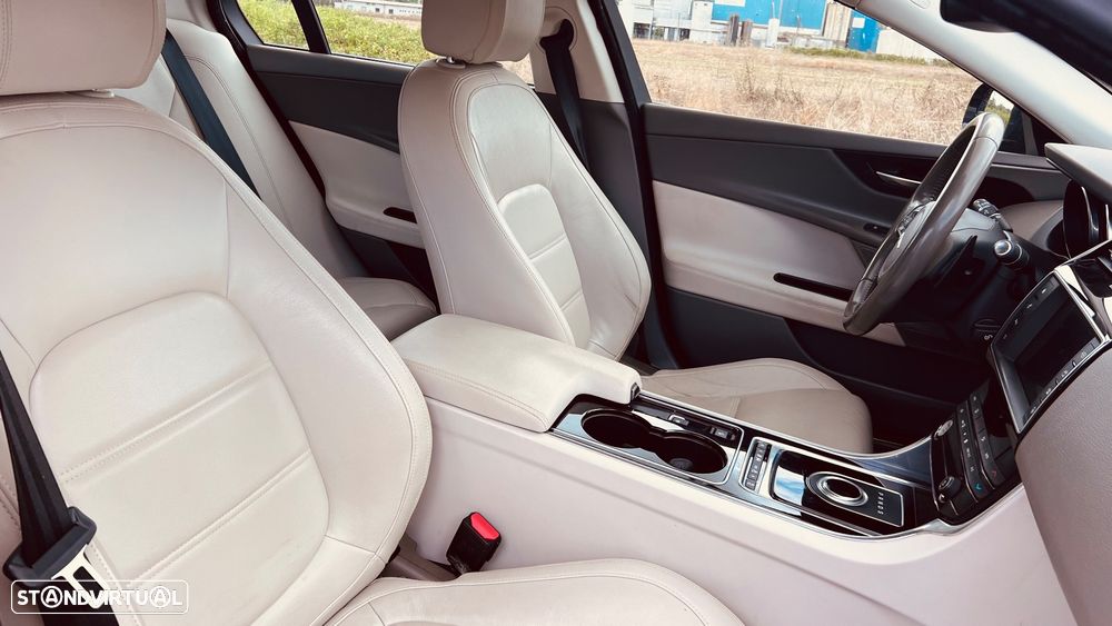 Jaguar XE - 17