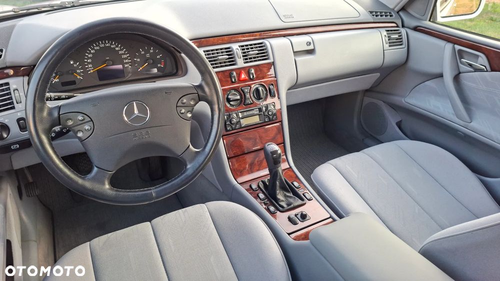 Mercedes-Benz Klasa E 220 CDI Classic - 32