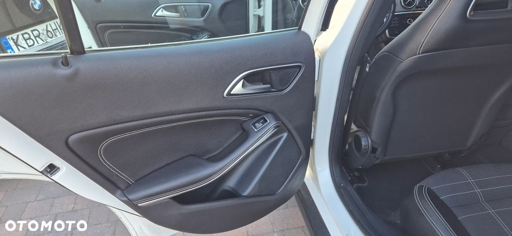 Mercedes-Benz GLA 180 7G-DCT - 12