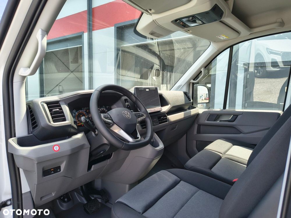 Volkswagen Crafter 2,0 l EURO VI SCR 163 KM / skrzynia biegów: Przedni napęd automatyczna 8-biegowa rozstaw osi: 4490 mm - 9