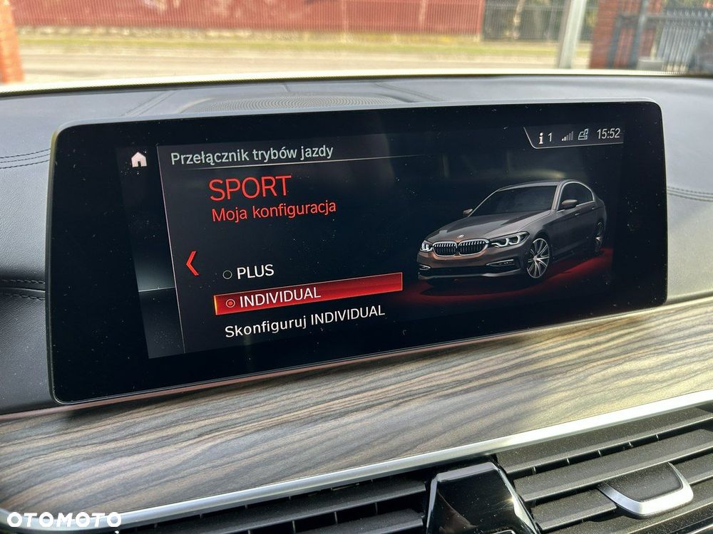 BMW Seria 5 M550i xDrive sport - 28