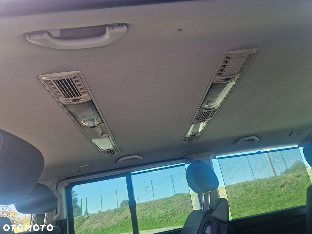 Volkswagen Multivan - 12