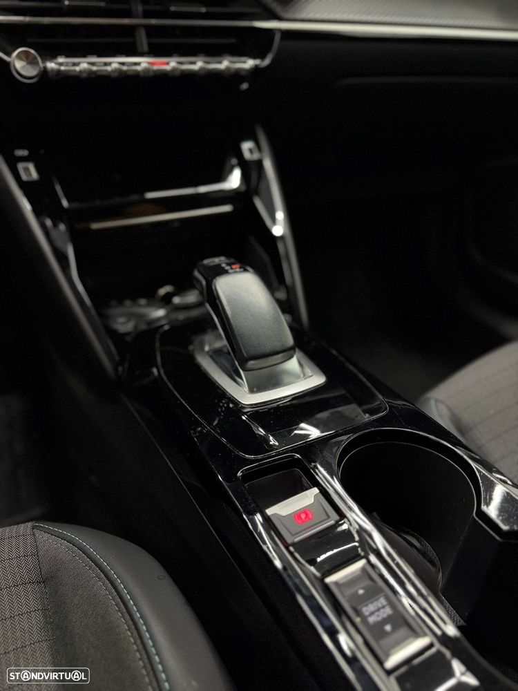 Peugeot e-2008 Allure - 12