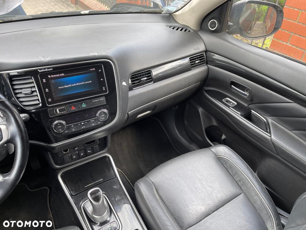 Mitsubishi Outlander Instyle NAVI + - 9
