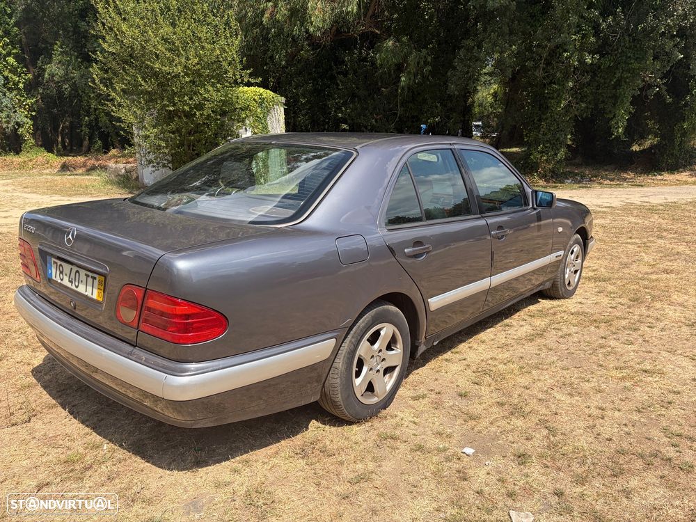 Mercedes-Benz E 220 D Elegance - 4