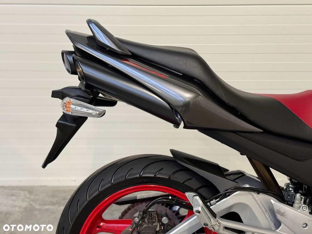 Suzuki GSR - 19