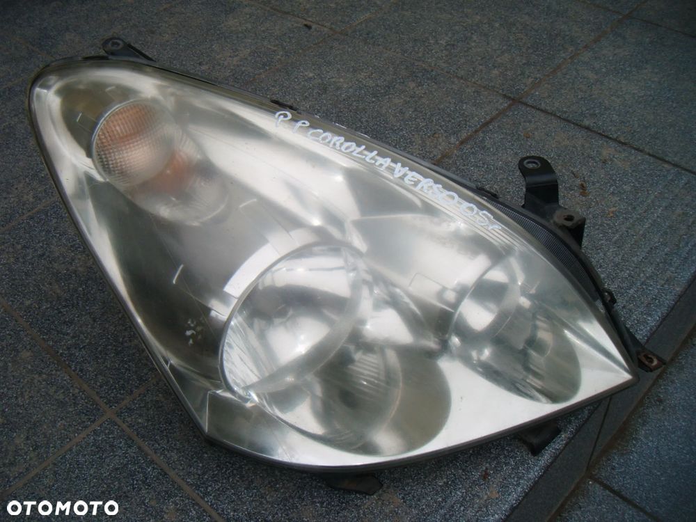toyota corolla verso 05r  lampa prawy przód - 1