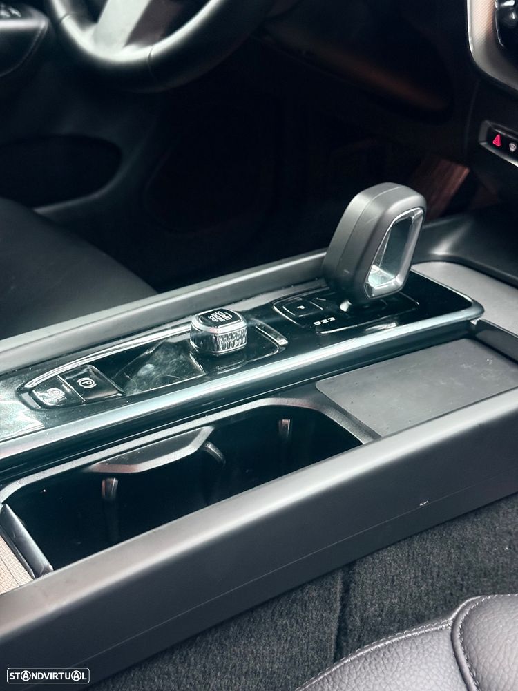 Volvo XC 60 B4 D AWD Plus Dark - 19