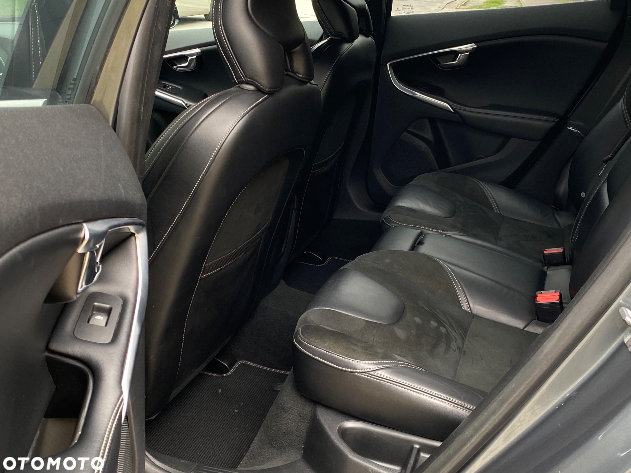 Volvo V40 D2 R-Design - 12