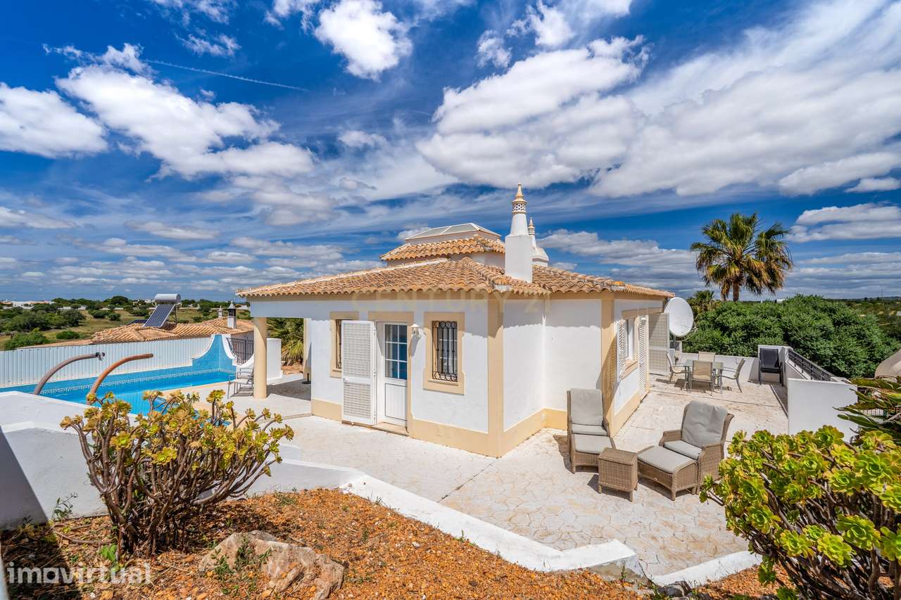 Moradia Isolada com 3 Quartos, Piscina e Garagem em Albufeira - Grande imagem: 2/47