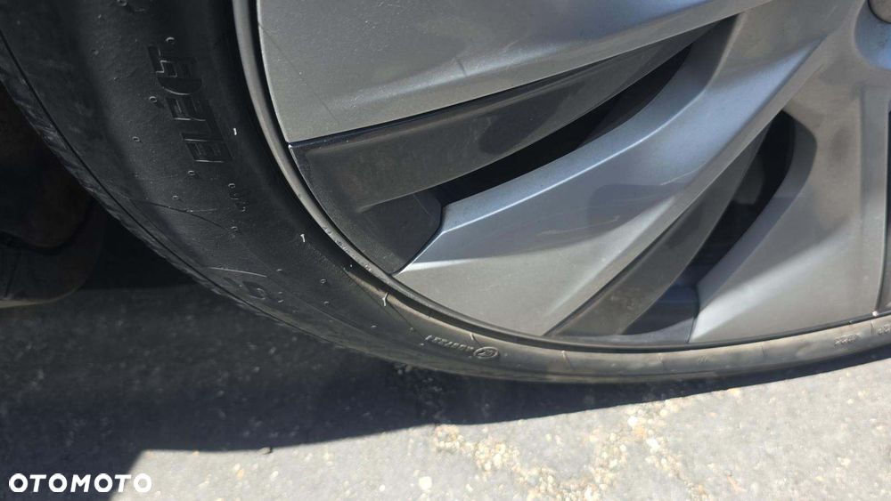 Tesla Model Y Long Range Dual Motor AWD - 23
