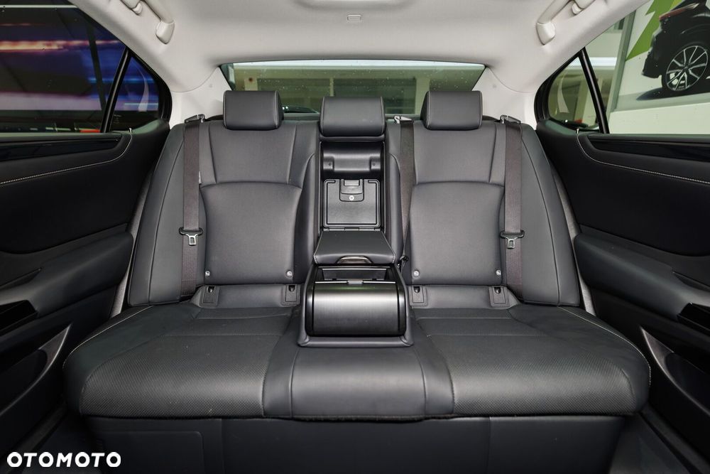 Lexus ES 300h Business Edition - 16