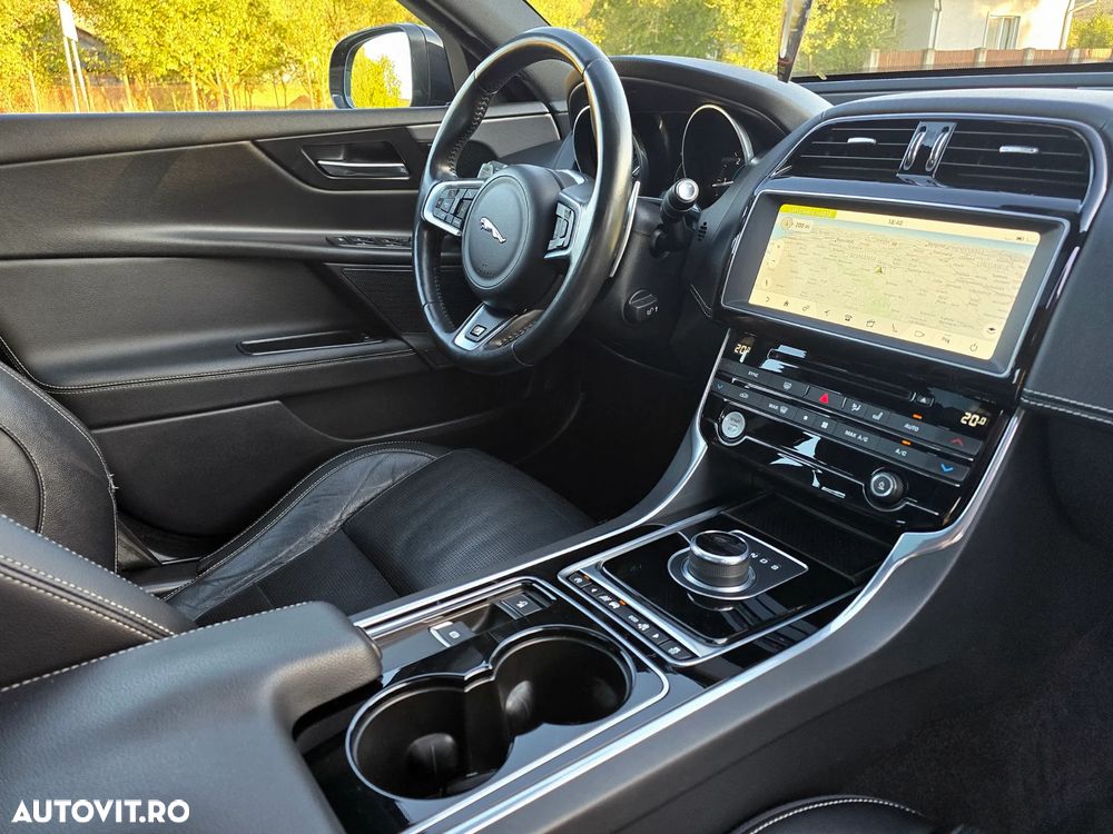 Jaguar XE 2.0 AWD R-Sport - 19