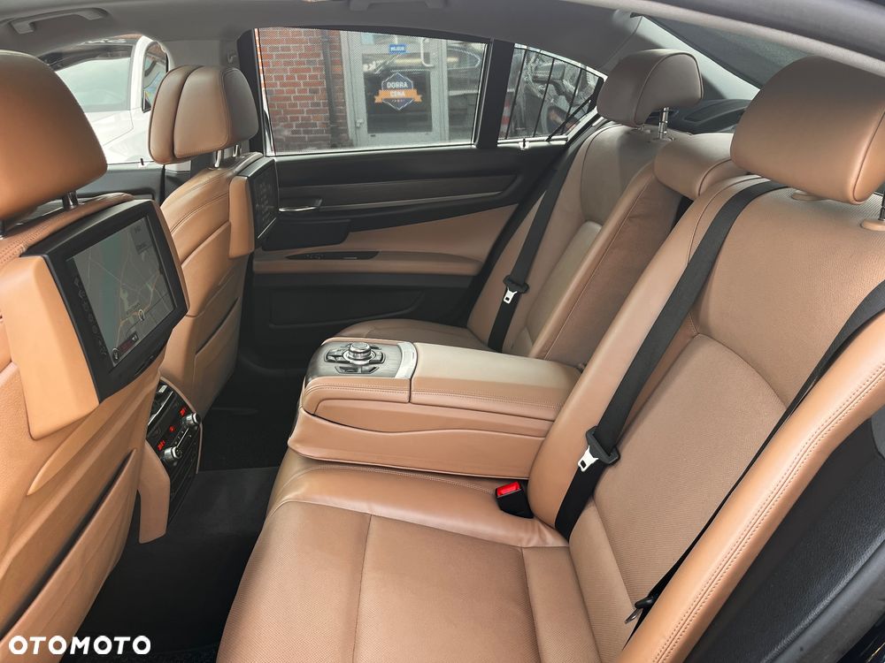 BMW Seria 7 750i xDrive - 33