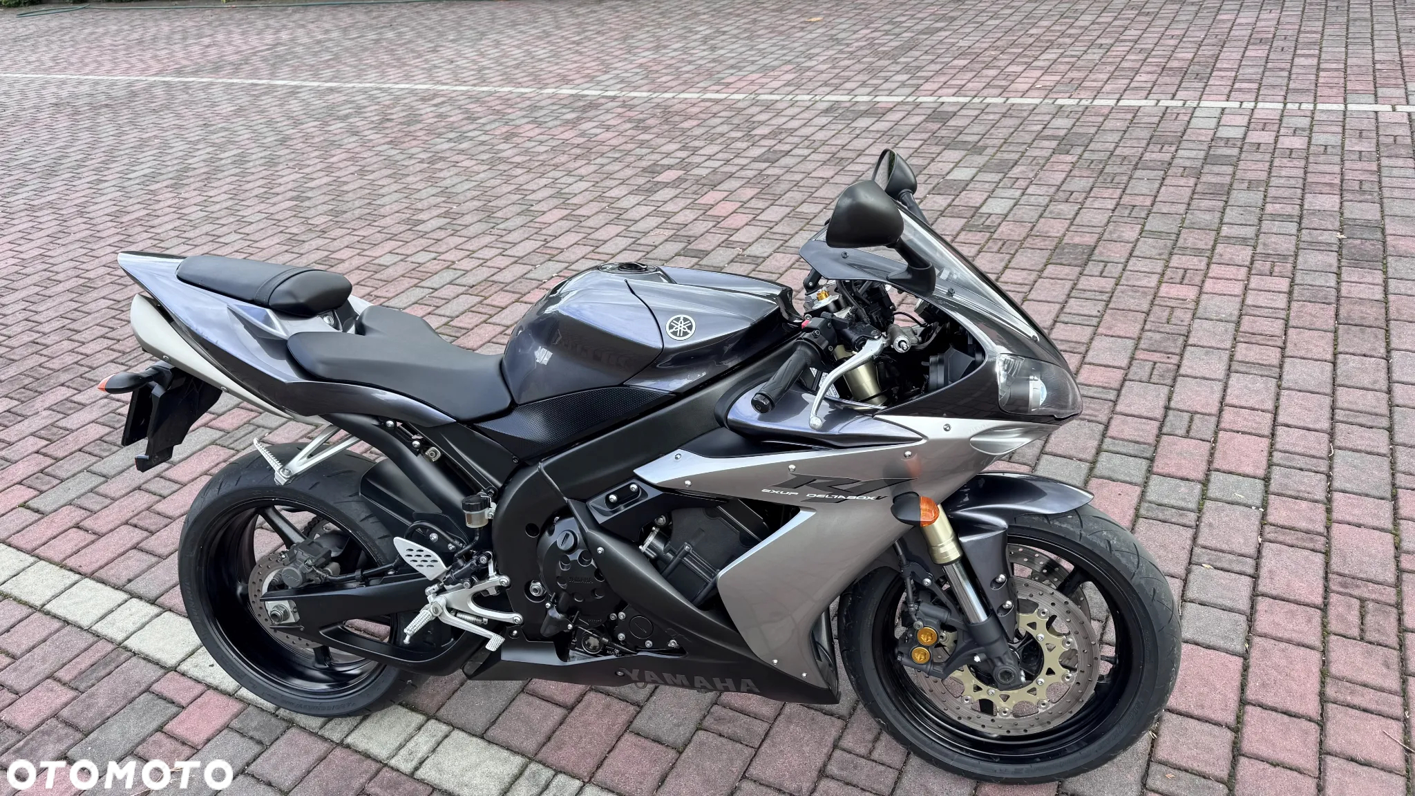 Yamaha R1 - 4
