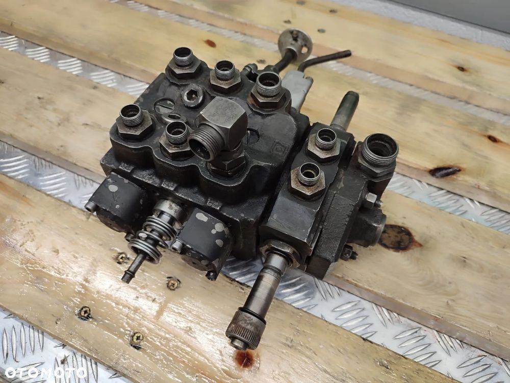 Rozdzielacz hydrauliczny 644300080 Schaffer 690T - 5