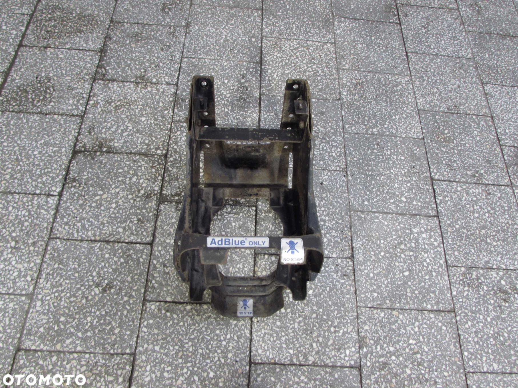 MITSUBISHI CANTER FUSO 7C15 3.0 E6 17R PODSTAWA WSPORNIK UCHWYT ZBIORNIKA AD-BLUE 13-21 - 1