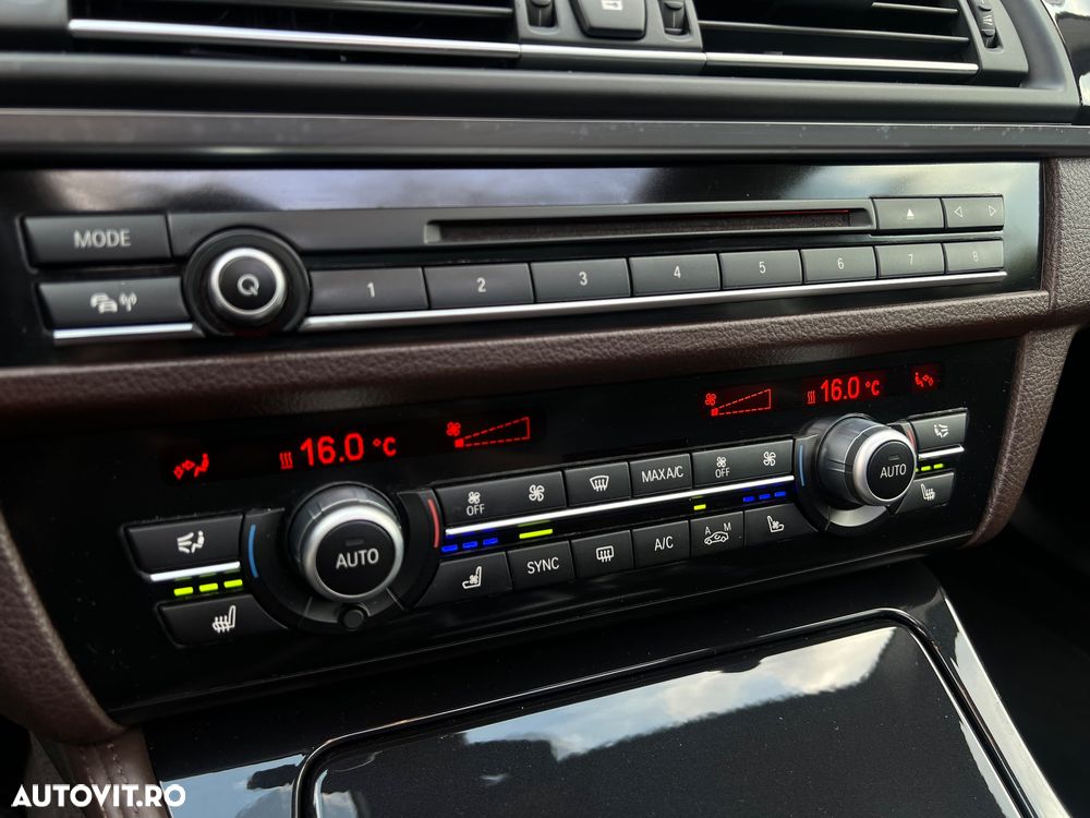 BMW Seria 5 530d xDrive Touring Sport-Aut. Luxury Line - 11
