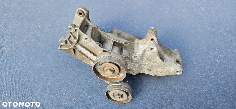 Łapa wspornik alternatora VW Golf 4 IV Bora 1,4 1,6 032145169Q - 1