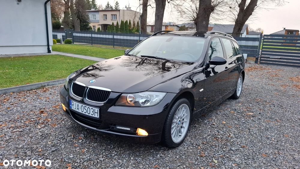 BMW Seria 3 320i Touring - 1