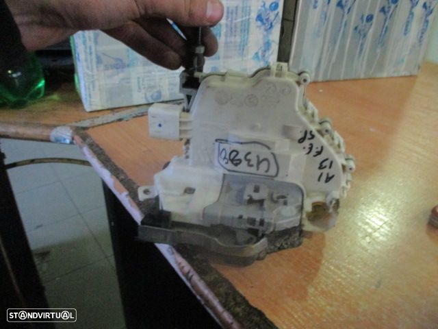 Fecho 8X1837015C AUDI A1 SPORTBACK 8X FASE 2  2017 1.6TDI 115CV 5P PRETO FE 6 PINOS - 4